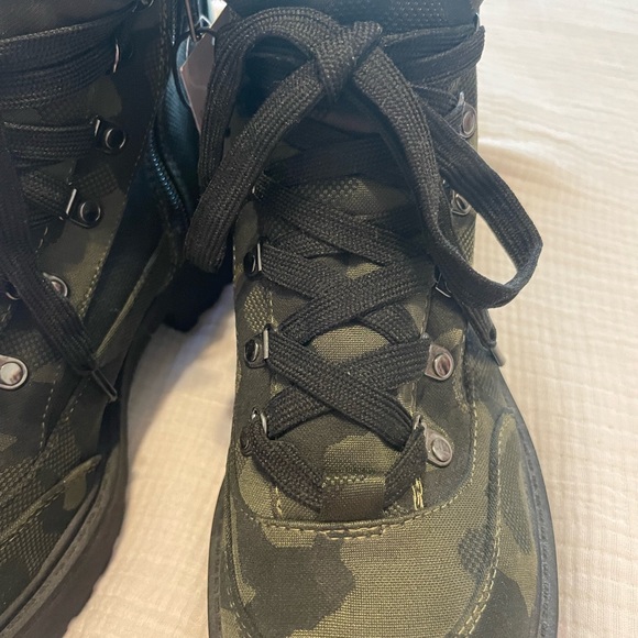 Universal Thread Camo Lug Sole Boot - Picture 3 of 6